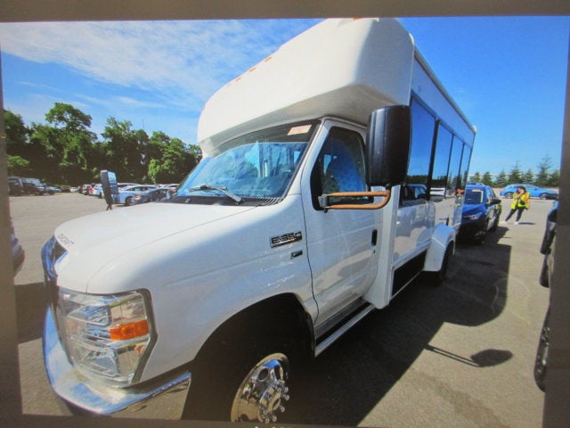 2014 Ford E-350,10 PASSENGER HANDICAP BUS E-350 Super Duty 138" 5-Spd SRW