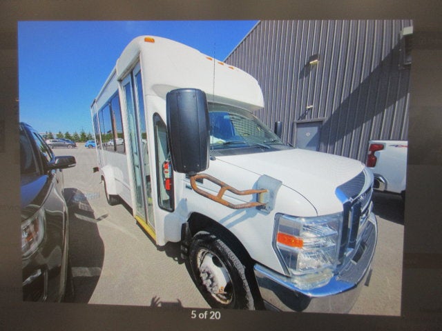 2014 Ford E-350,10 PASSENGER HANDICAP BUS E-350 Super Duty 138" 5-Spd SRW