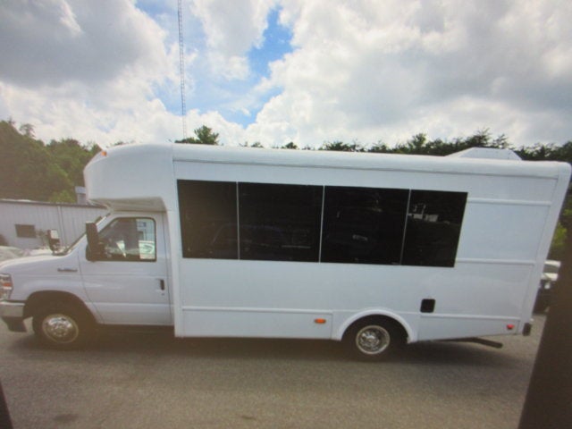 2022 Ford E-350, 14 PASSENGER SHUTTLE BUS E-350 SRW 138" WB