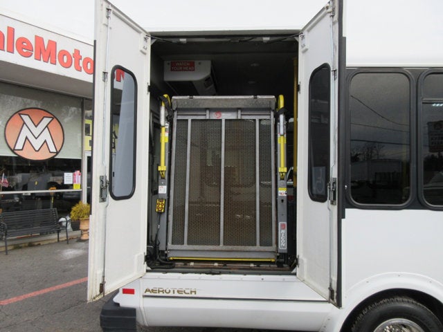 2017 Ford E-Series Cutaway E450 HANDICAPPED BUS, 8 PASSENGER BUS