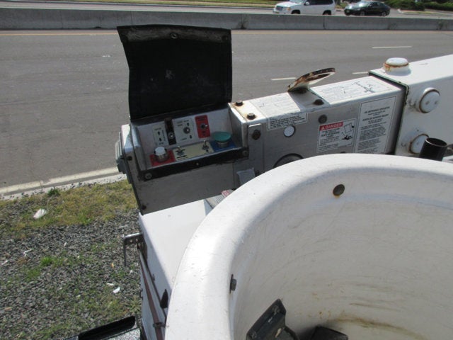 2008 Ford Super Duty F-350 DRW BUCKET TRUCK, VERSALIFT BUCKET TRUCK