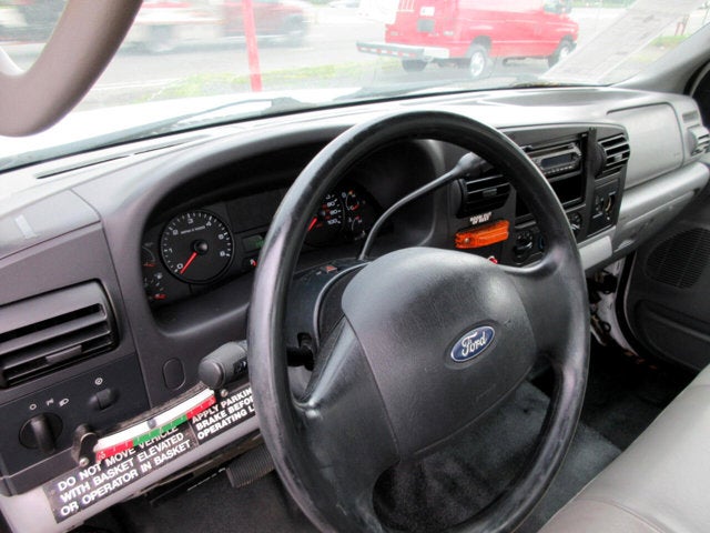 2005 Ford Super Duty F-450 DRW REG. CAB BUCKET TRUCK