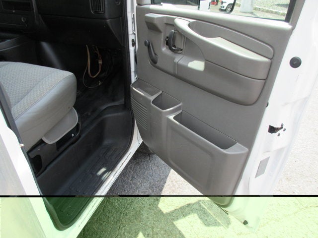 2013 Chevrolet 4500, 16 FOOT BOX TRUCK 4500 Van 177"