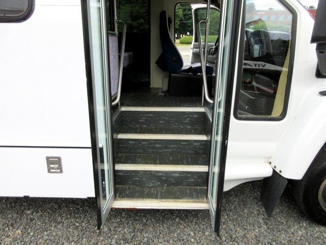 2005 GMC TC5500 33 PASSENGER BUS