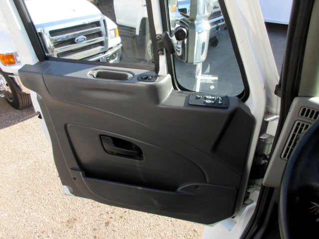 2013 International 4400 18 FOOT BOX TRUCK