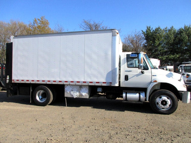 2013 International 4400 18 FOOT BOX TRUCK