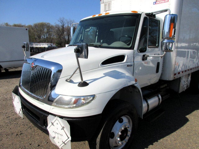 2013 International 4400 18 FOOT BOX TRUCK