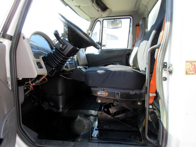 2013 International 4400 18 FOOT BOX TRUCK